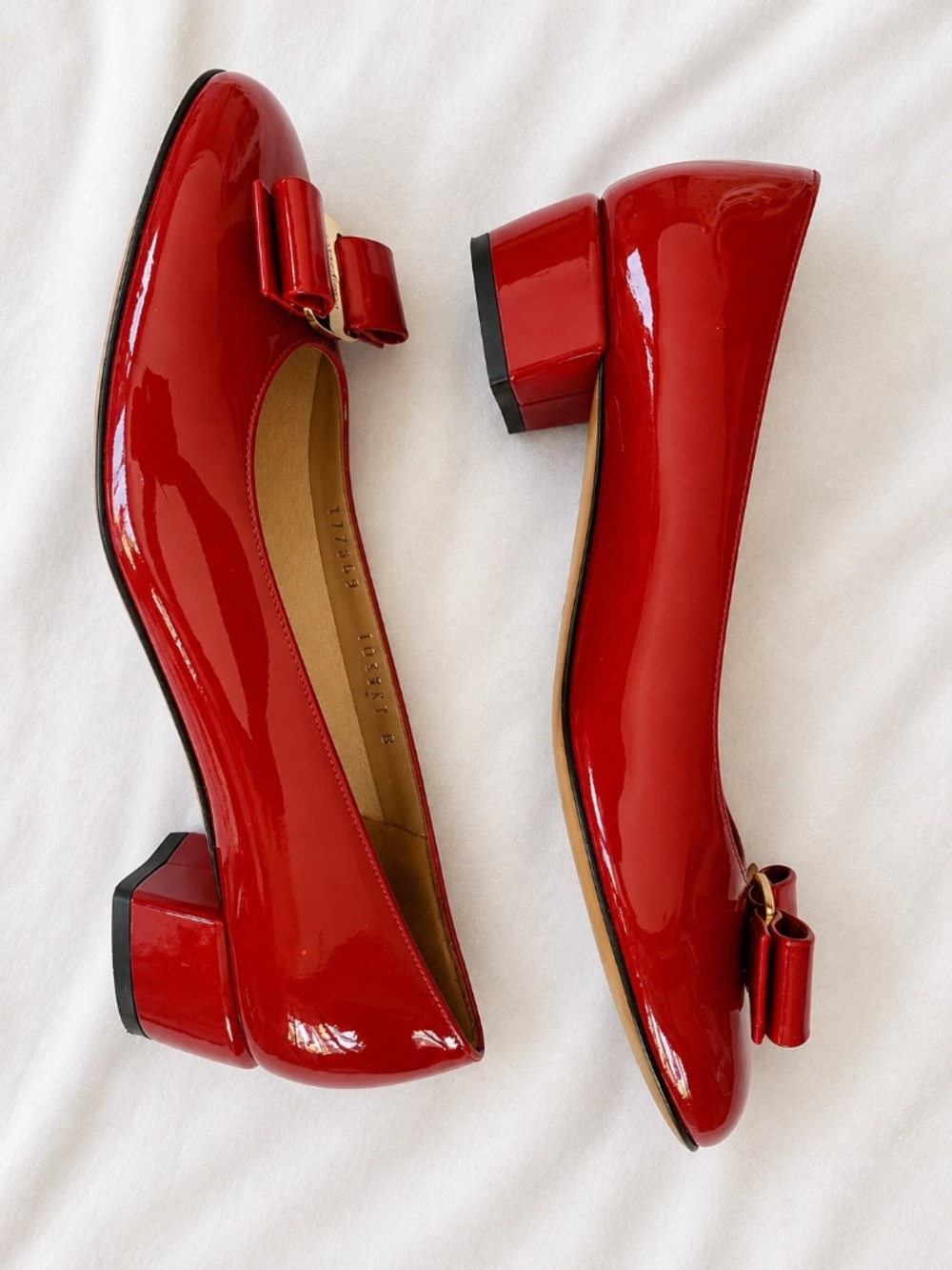 Salvatore Ferragamo Red Patent Vara Pumps 5B Gold Bow Made in Italy - Picture 4 of 6